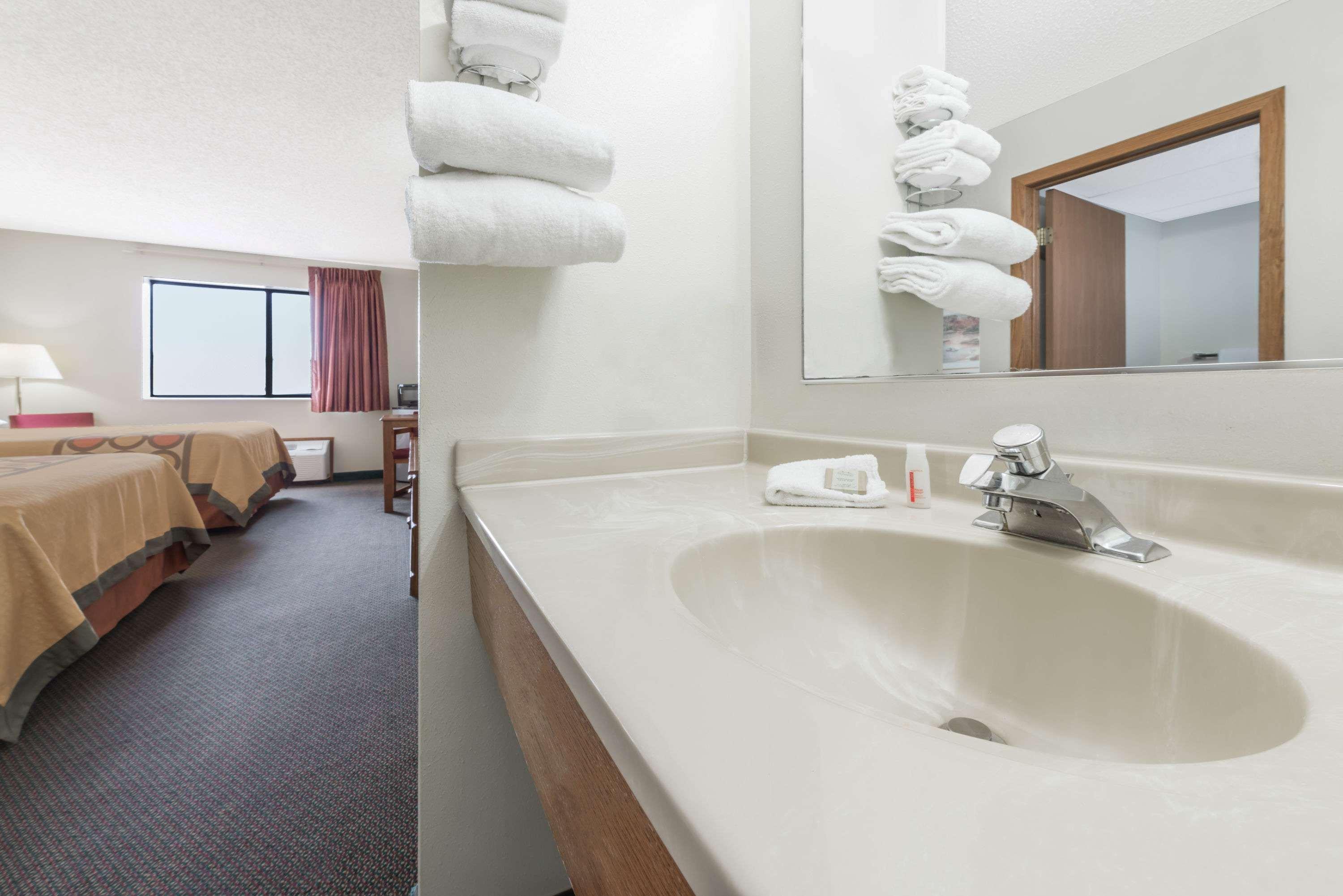 Super 8 By Wyndham Smithville Lake Zewnętrze zdjęcie